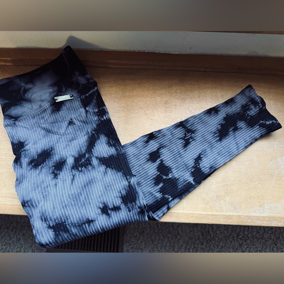 Bombshell Sportswear Tie Dye Leggings - Picture 1 of 1